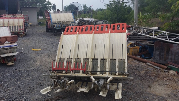 รถดำนานั่งขับ YANMAR รุ่น Pe-4 เก่าญี่ปุ่น  ดำนา 4 แถว สภาพสวย เครื่องยนต์ติดง่าย สภาพสวยพร้อมใช้งาน