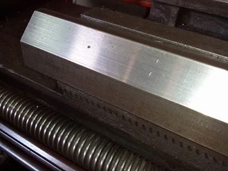 ขายครับขายเครื่องกลึง phillips imperial (yam) ขนาดประมาณ 9 ฟุต 4 เพลา เบรค ยันงานประมาณ 1650 -1700 มม. สวิงประมาณ 850 ผ่านป้อมประมาณ 420 เครื่องเงียบ สไลด์สวยๆ แน่นๆ สีไม่สวย เอาไปเก็บรายละเอียดนิดหน่อย 165000 บาท ประกันราคานี้ใน 7 วัน 0814583376 เอก ปทุม