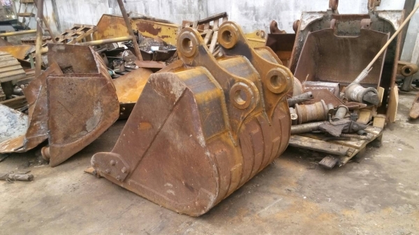 ขายบุ้งกี้เก่าซ่อมแล้วครับ ใส่ PC-200-5 ใส่ได้หลายรุ่น แข็งแรงพื้นเปลี่ยนใหม่ ขาย 25,000 บาท