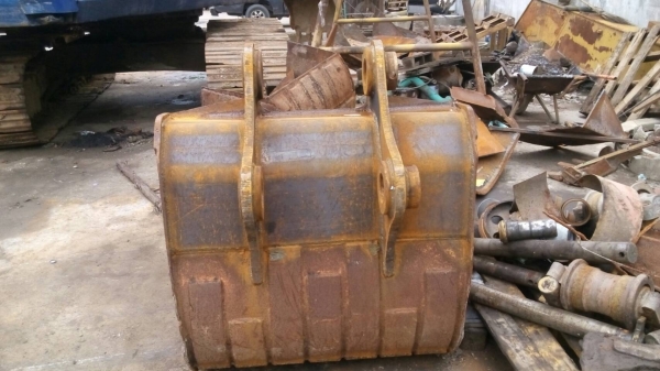 ขายบุ้งกี้เก่าซ่อมแล้วครับ ใส่ PC-200-5 ใส่ได้หลายรุ่น แข็งแรงพื้นเปลี่ยนใหม่ ขาย 25,000 บาท