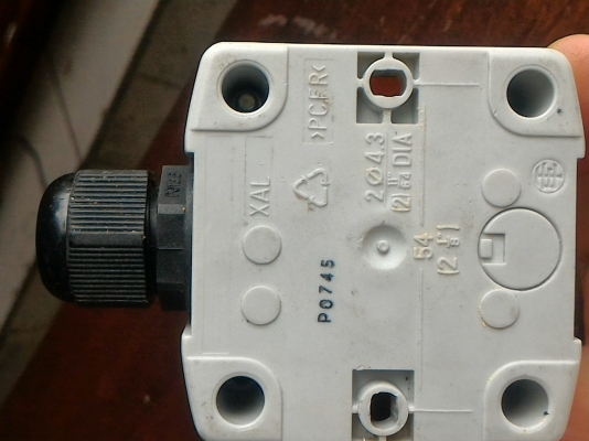 สวิทช์ฉุกเฉิน ยี่ห้อTelemecanique แบบกดหยุด หมุนต่อวงจรเพื่อให้ทำงาน