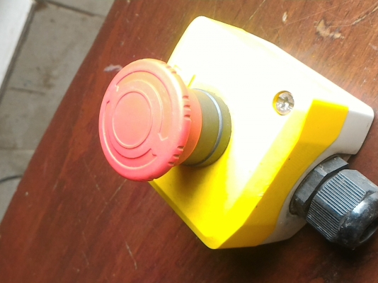 สวิทช์ฉุกเฉิน ยี่ห้อTelemecanique แบบกดหยุด หมุนต่อวงจรเพื่อให้ทำงาน