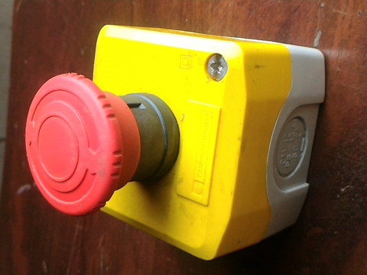 สวิทช์ฉุกเฉิน ยี่ห้อTelemecanique แบบกดหยุด หมุนต่อวงจรเพื่อให้ทำงาน