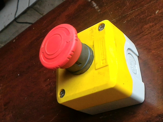 สวิทช์ฉุกเฉิน ยี่ห้อTelemecanique แบบกดหยุด หมุนต่อวงจรเพื่อให้ทำงาน