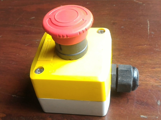 สวิทช์ฉุกเฉิน ยี่ห้อTelemecanique แบบกดหยุด หมุนต่อวงจรเพื่อให้ทำงาน