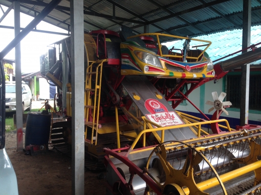 ขายรถเกี่ยวข้าวเกษตรพัฒนา รุ่นไอ้หนุ่มไวไฟพร้อมรถ 10 ล้อเทรลเลอร์หางปลา (ราคา1,850,000 บาท) รถป๊57รถ
