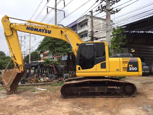 KOMATSU PC200-8MO