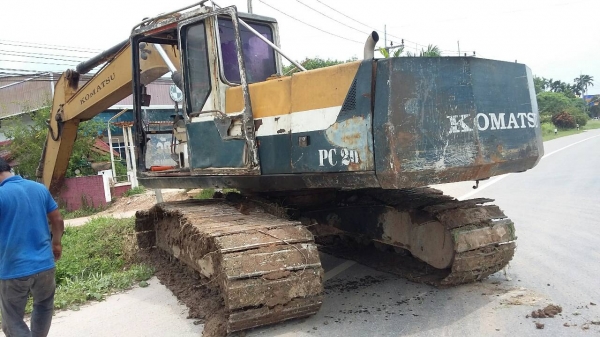 ขายรถแบคโฮ KOMATSU PC200-5 ระบบไฟเต็ม คอลโทรลสั้น เอกสารอินวอย ราคา 550000