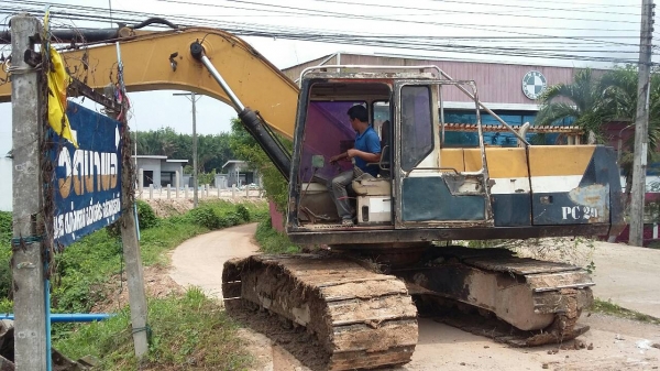 ขายรถแบคโฮ KOMATSU PC200-5 ระบบไฟเต็ม คอลโทรลสั้น เอกสารอินวอย ราคา 550000