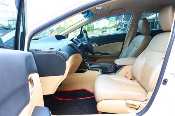 HONDA NEW CIVIC FB 1.8 I-VTEC AT สีขาว ปี2013