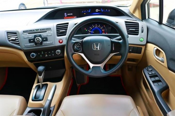 HONDA NEW CIVIC FB 1.8 I-VTEC AT สีขาว ปี2013 HONDA NEW CIVIC FB 1.8 I-VTEC AT สีขาว ปี2013