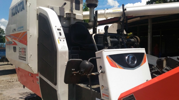 ขายรถเกียวข้าวคูโบต้า95พลัส++++รถปี55ราคาต่อรองได้สนใจติดต่ออาร์ม