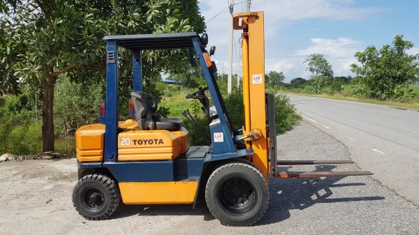 ขายด่วนรถยกดีเซลT0YOTA5FD20ยก2.0ตันยกสุง3.5เมตรทูฟรียางหน้าคู้ยางหลังตันรถนอกเพิ่งนำเข้ามาใหม่สถาพดีพร้อมใช้ยังไม่เคยใช้งานไทยเลย