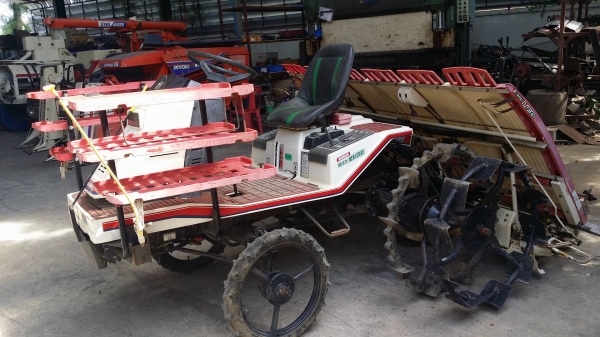 รถดำนานั่งขับ YANMAR รุ่น RR60 เก่าญี่ปุ่น  ดำนา 6 แถว  สภาพสวย เครื่องยนต์ติดง่าย สภาพสวย