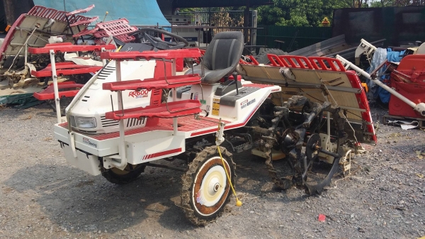 รถดำนานั่งขับ YANMAR รุ่น RR600 เก่าญี่ปุ่น  ดำนา 6 แถว  สภาพสวย เครื่องยนต์ติดง่าย สภาพสวยพร้อมใช้งาน