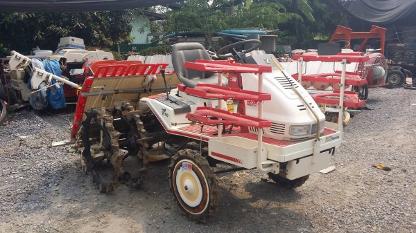 รถดำนานั่งขับ YANMAR รุ่น RR600 เก่าญี่ปุ่น  ดำนา 6 แถว  สภาพสวย เครื่องยนต์ติดง่าย สภาพสวยพร้อมใช้งาน