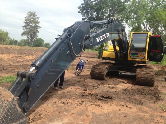 ขาย VOLVO ES210LC สภาพสวยพร้อมใช้ ราคาต่อรองได้ ติดต่อได้ คุณ อ๊อฟ พิจิตร 086-737-9991