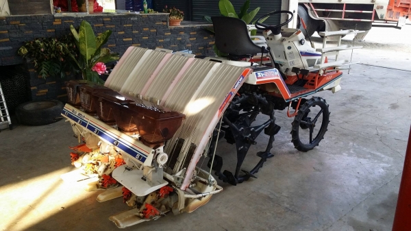 รถปลูกข้าวนั่งขับ KUBOTA รุ่น S1-500R เก่าญี่ปุ่น พร้อมกล่องหยอดปุ๋ยด้านท้าย ดำนา 5 แถว สภาพสวย