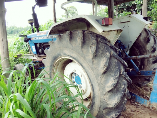 ขายรถไถ ฟอร์ด 68 แรงม้าเพลาเดียว ใบมีดดันหน้า 3 จาน ที่พรวนดิน ไม่มีเอกสาร ราคา 190000