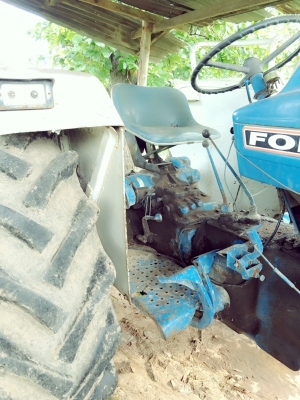 ขายรถไถ ฟอร์ด 68 แรงม้าเพลาเดียว ใบมีดดันหน้า 3 จาน ที่พรวนดิน ไม่มีเอกสาร ราคา 190000