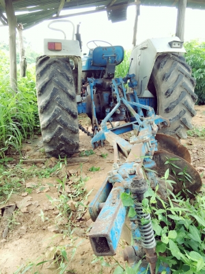 ขายรถไถ ฟอร์ด 68 แรงม้าเพลาเดียว ใบมีดดันหน้า 3 จาน ที่พรวนดิน ไม่มีเอกสาร ราคา 190000