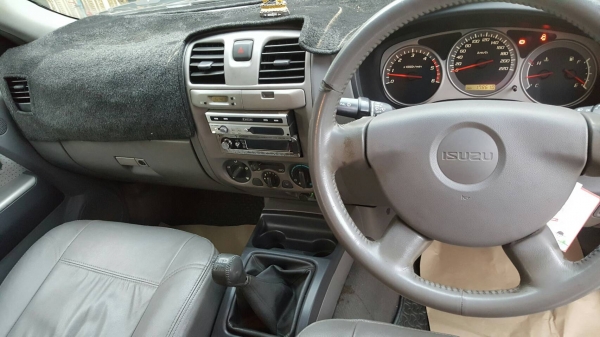 รถมือเดียว 2500SLX ตัวท็อปสุด ไฟซีนอน ใช้น้อย เข้าศูนย์ตลอด รถมือเดียว 2500SLX ตัวท็อปสุด ไฟซีนอน ใช้น้อย เข้าศูนย์ตลอด