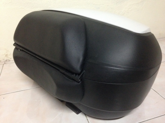 กล่องท้าย SHAD SH48 ตัวเทพ พร้อมพนักพิง ราคา 5,000 บาท