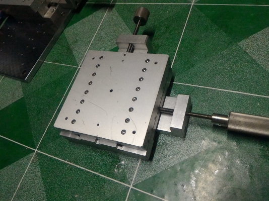 แท่นเลื่อน 2 แกน X , Y  หมุนด้วยมือ ตามภาพ ใช้รางลูกปืนอย่างดี กว้างยาวด้าน 15 * 15 มม.