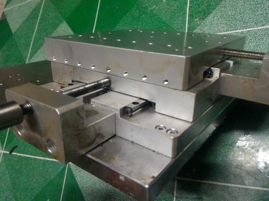 แท่นเลื่อน 2 แกน X , Y  หมุนด้วยมือ ตามภาพ ใช้รางลูกปืนอย่างดี กว้างยาวด้าน 15 * 15 มม.