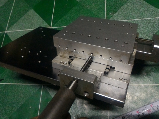 แท่นเลื่อน 2 แกน X , Y  หมุนด้วยมือ ตามภาพ ใช้รางลูกปืนอย่างดี กว้างยาวด้าน 15 * 15 มม.