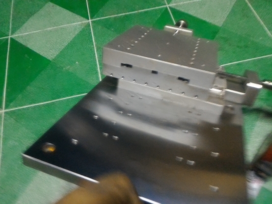 แท่นเลื่อน 2 แกน X , Y  หมุนด้วยมือ ตามภาพ ใช้รางลูกปืนอย่างดี กว้างยาวด้าน 15 * 15 มม.