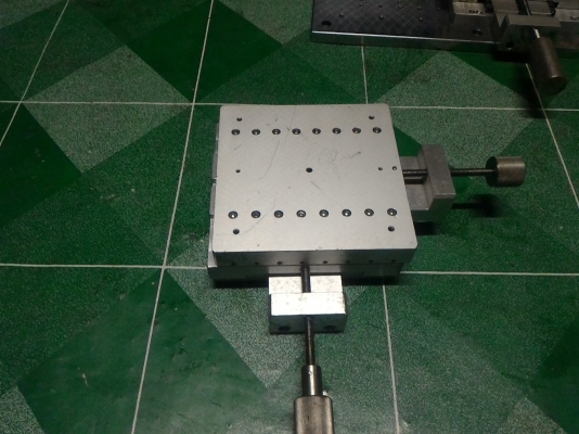 แท่นเลื่อน 2 แกน X , Y  หมุนด้วยมือ ตามภาพ ใช้รางลูกปืนอย่างดี กว้างยาวด้าน 15 * 15 มม.