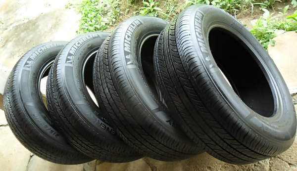 ยางขอบ16 มิชลิน215-60-R16 ลงพื้นปี15(4เส้น 4,800) น้องๆยางใหม่