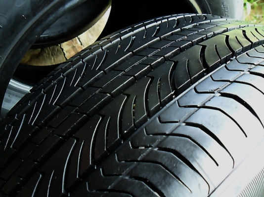 ยางขอบ16 มิชลิน215-60-R16 ลงพื้นปี15(4เส้น 4,800) น้องๆยางใหม่