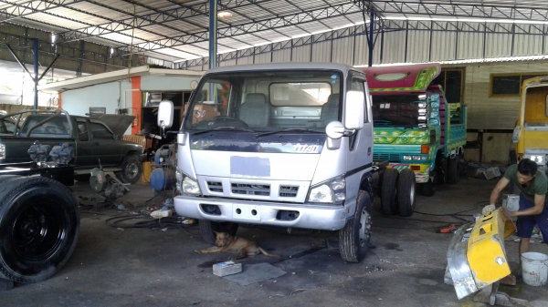 ขายรถอีซุNPR  130แรง หัวแซชซีรถสวยเครื่องดีไม่หลวม