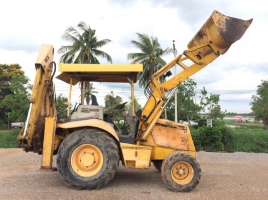 รถตักล้อยางหลังขุด JCB 3CX สภาพพร้อมใช้