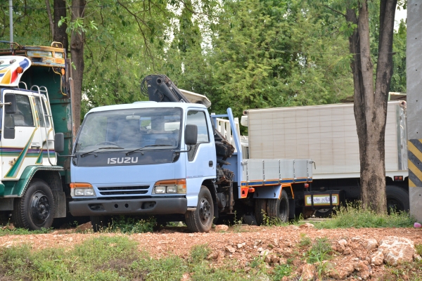 ISUZU NPR 120 hp เครื่องฝาขาว  ติดตั้งเฮี๊ยบ  กระบะยาว 3.60 m