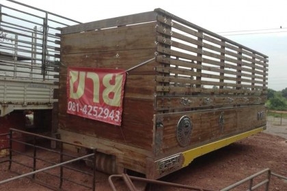ขายกะบะ6ล้อ (ไม้ประดู่) สภาพ90\%สวยมากๆครับ ยังไม่ผ่านการใช้งาน  ถอดลงจากHINO 6ล้อ1J ยาว 5.6 ม. กว้าง 2.5 เมตร ขาย 68,000 บาท (ติดต่อ ศุภากร 081-1903107 , 081-4252943)