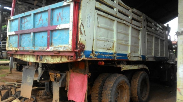 ขายรถดั้ม2เพลา F17 เครื่อง185แรง สโลกลาง สภาพพร้อมใช้งาน เอกสารพร้อมโอน ราคา390,000 สนใจโทร 090-8588220คุณนะ 093-3258446คุณบิว หรือเข้าดูสินค้าอื่นๆได้ที่ www.narong2truck.com หรือ www.truck.in.th/498 หรือเพจFacebook ณรงค์ ซื้อขายรถมือสอง (เว็บไซต์ส่วนตัว