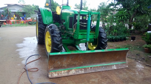 ขายด่วนมากครับ จอนเดียร์ 5715 ใหม่มากๆ