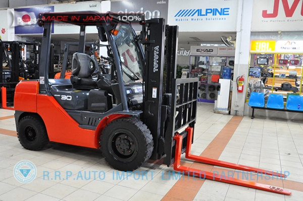 ขายรถโฟล์คลิฟท์มือสอง TOYOTA รุ่น 8FD30-31493 ราคา 575,000 บาท  นำเข้าจากประเทศญี่ปุ่น 100\% ไม่เคยใช้งานในไทย