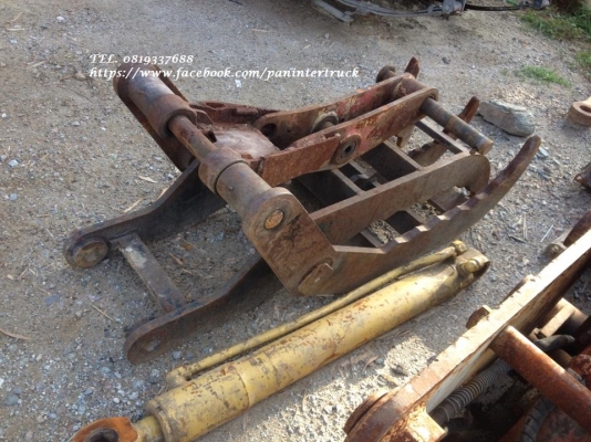 FROM JAPAN ขายถูกด่วนๆตัวคีบปากหนีบไม้ อุปกรณ์รองรับสำหรับรถขุดไซค์ 60,65,70 /สวมบูทสลัก 50 มิล/ ราคาเพียง 13,000 บาท สนใจรีบติดต่อ