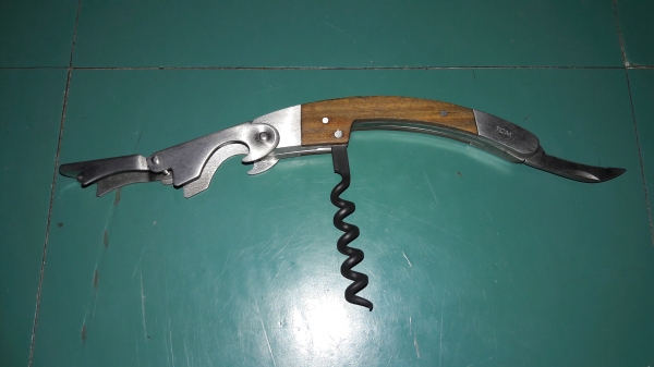 ขายมีดพับด้ามไม้ใบมีดสแตนเลสและที่เปิดขวดไวร์ เปิดขวดฝาจีบได้สวยงาม