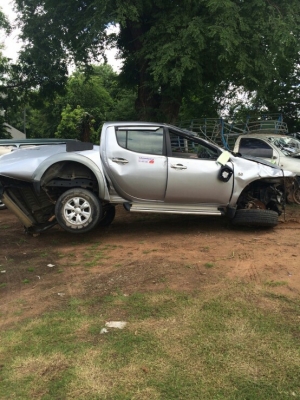 ซากไททั่น 4 ประตูถอดเเยกขายอะไหลทุกอย่างทั้งคันมีหลายรุ่นเก๋งเเละกระบะถอดเเยกขายทุกคัน