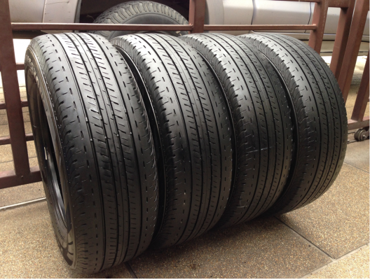 ยาง Bridgestone 215 65 16 ปี15 ดอกเยอะ ไม่มีปะ ราคาไม่แพง