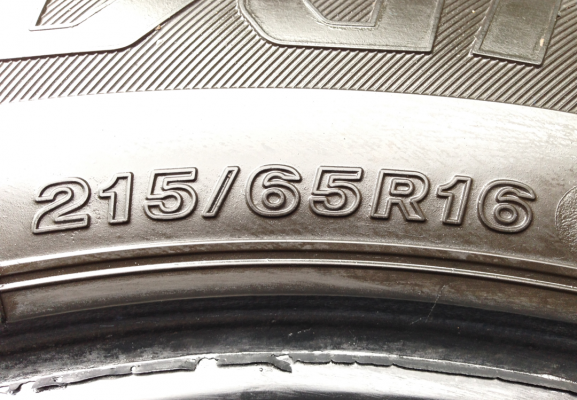 ยาง Bridgestone 215 65 16 ปี15 ดอกเยอะ ไม่มีปะ ราคาไม่แพง