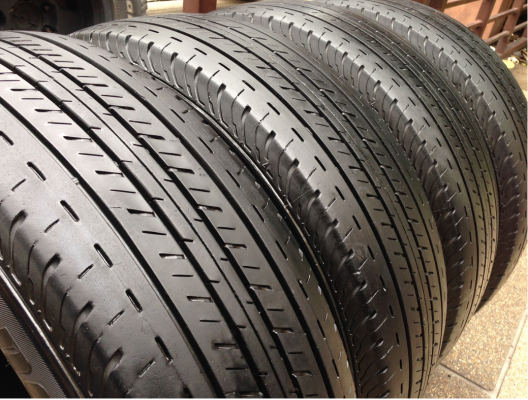 ยาง Bridgestone 215 65 16 ปี15 ดอกเยอะ ไม่มีปะ ราคาไม่แพง