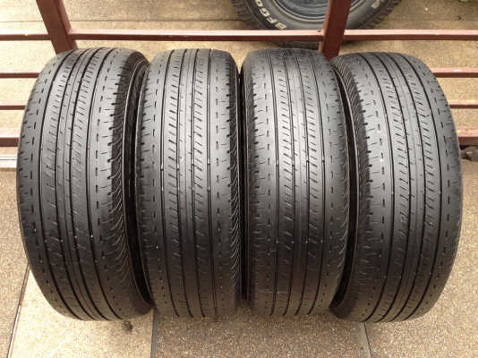ยาง Bridgestone 215 65 16 ปี15 ดอกเยอะ ไม่มีปะ ราคาไม่แพง