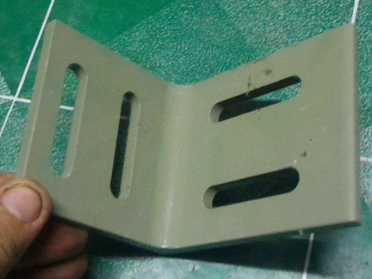 เหล็กฉากประกบเสริมความแข็งแรงให้กับโครงสร้างต่างๆ ทำสำเจ็จรูปแล้วเจาะรูทำสีอย่างดี