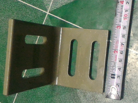 เหล็กฉากประกบเสริมความแข็งแรงให้กับโครงสร้างต่างๆ ทำสำเจ็จรูปแล้วเจาะรูทำสีอย่างดี